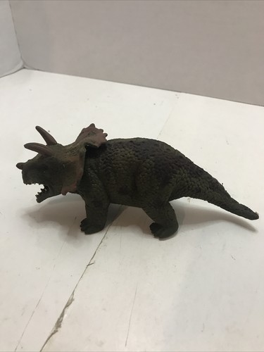 2003 toy major triceratops - toy,